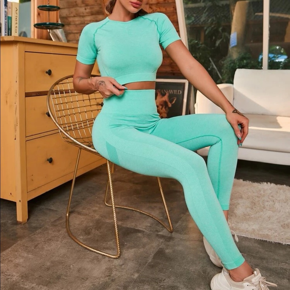 Activewear! Minty green two piece co-ord set.